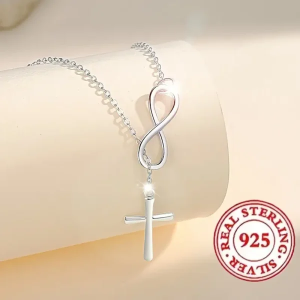 Collier croix infinie design élégant